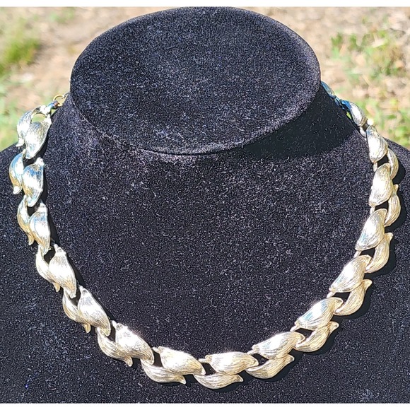 Lisner Jewelry - Vintage Lisner Gold Tone Leaf Link Choker Necklace Shepherd Hook Closure READ